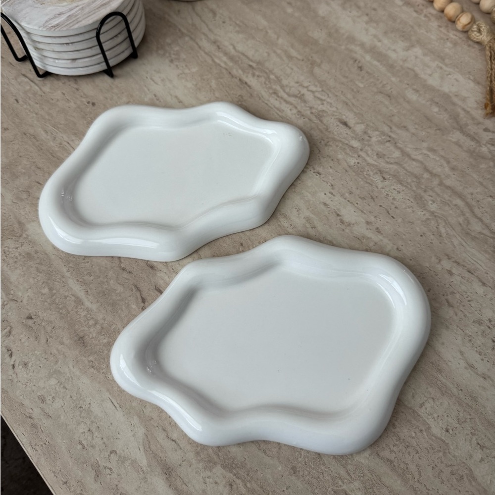 Set of 2 White Wavy Ceramic Vanity Soap Dishes Glossy Decorative Trinket Trays